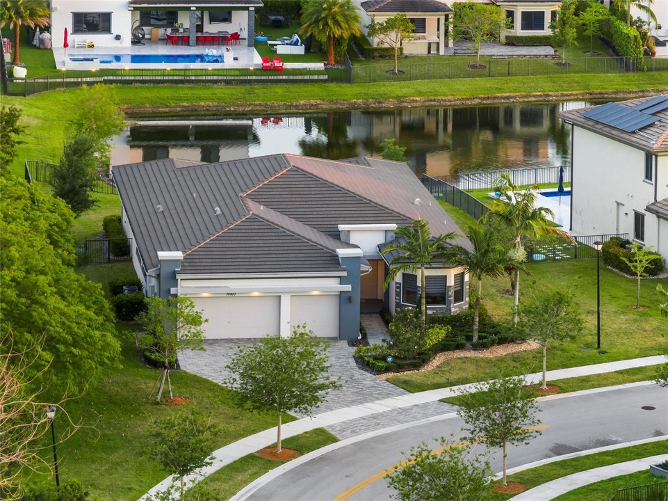 10410 S Lago Vista Cir, Parkland FL — lakefront home sold for $1,092,000